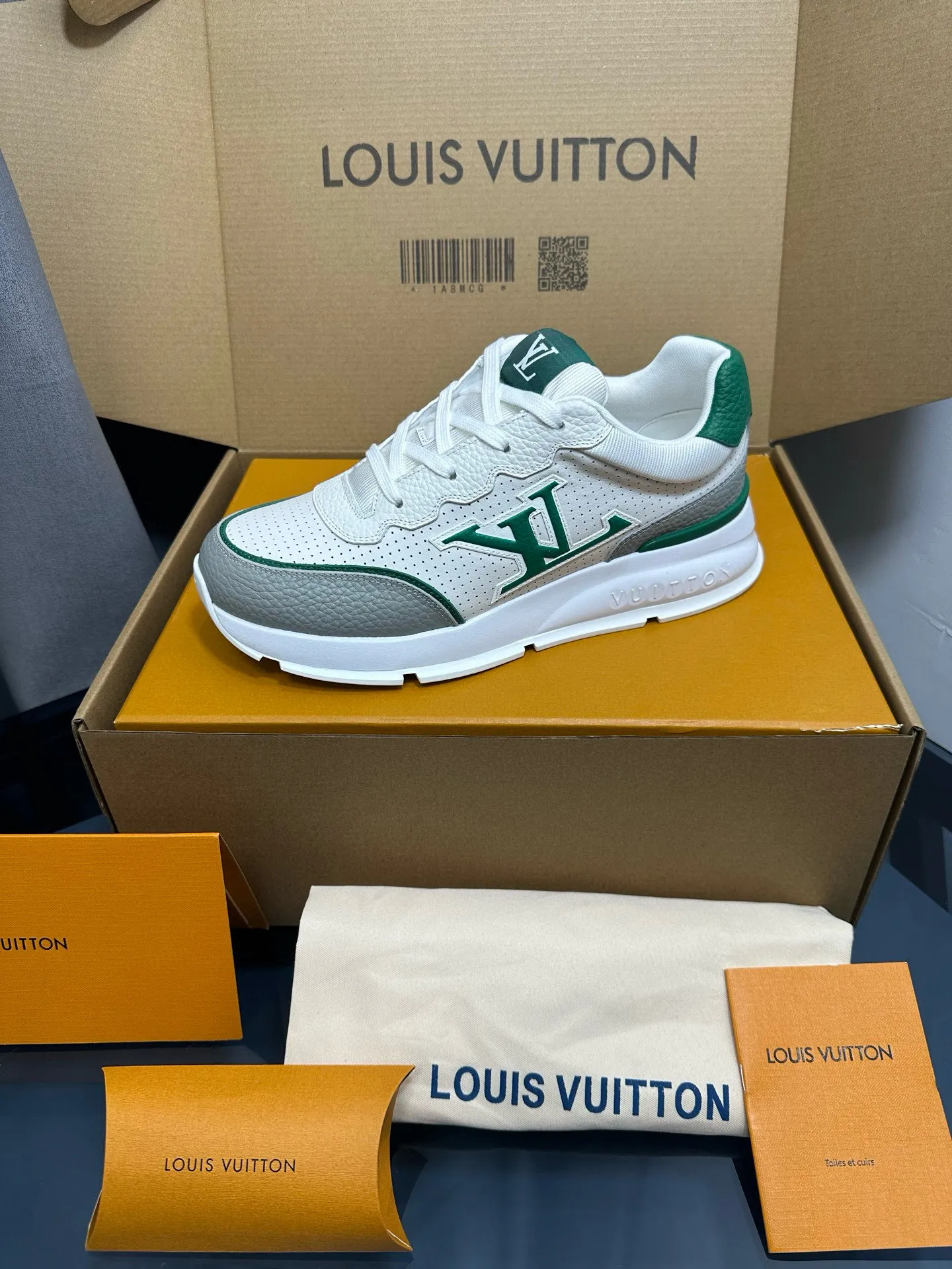 Factory price: 700💰🌈LV | Louis Vuitton 2025𝐬𝐬 🧡💚2025 spring and summer new style top version‼ ️The original version is the same. The counter focuses on the latest casual shoes and new hard goods🆕 ❥Purchasing agent level! Full of high-end feel! A popular model among bloggers at home and abroad, it’s retro and fashionable, and looks stunning on your feet! Wear a lot of happiness! The official website's main recommendation★ ━━━━━ ЅᏇєєt ━━━━━ ▪️Upper: Original custom-made imported calfskin fabric ▪️Inner: breathable gauze imported from Italy ▪️Outsole: rubber foam ➕t men's men's shoes 💰u high-end outsole ▪️Color: nine colors available ▪️Shoe size: 35-44, (45, 46 customized)